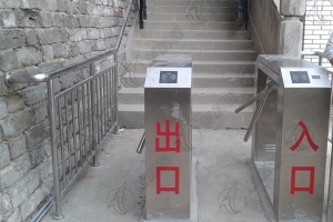室外?三輥閘下雨天怎么做防護？創(chuàng)新通西安三輥閘廠家為您詳細介紹